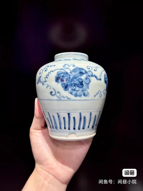 古玩陶瓷葡萄紋青花罐真品鑒賞圖