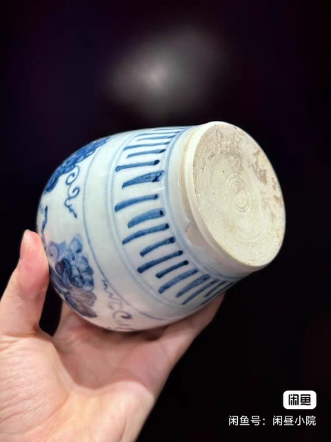 古玩陶瓷葡萄紋青花罐真品鑒賞圖