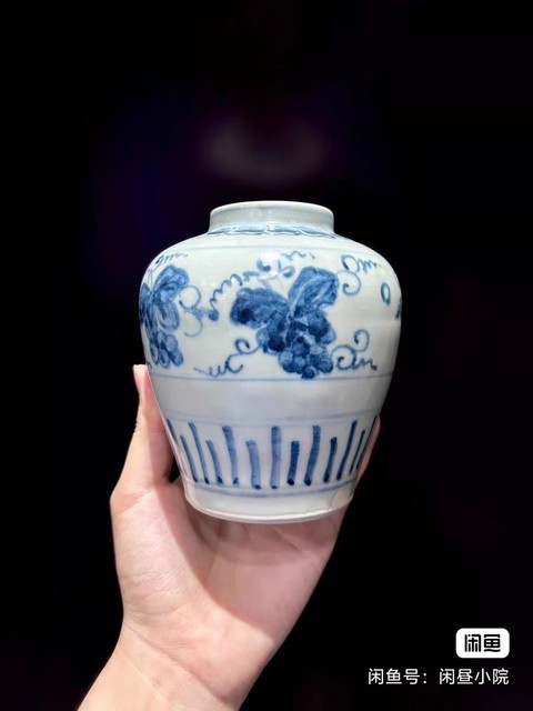 古玩陶瓷葡萄紋青花罐真品鑒賞圖