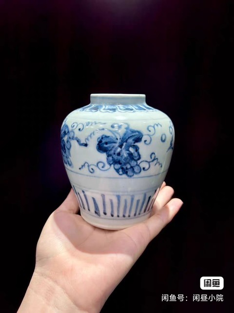 古玩陶瓷葡萄紋青花罐真品鑒賞圖