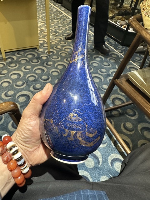 古玩陶瓷灑藍釉描金花卉膽瓶拍賣，當前價格19999元