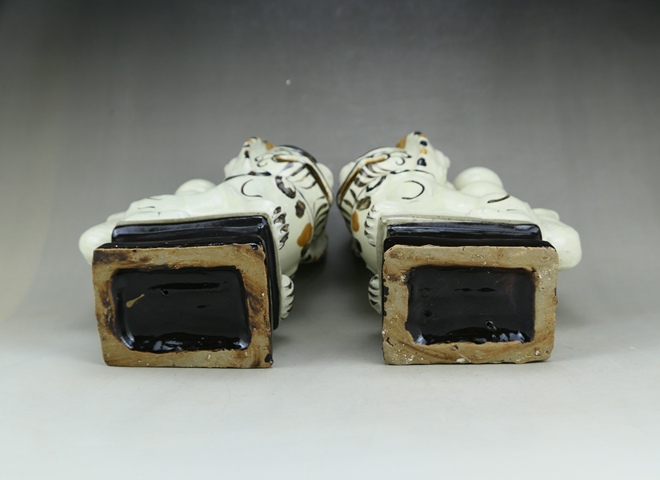 古玩陶瓷白地黑花獅子香插真品鑒賞圖