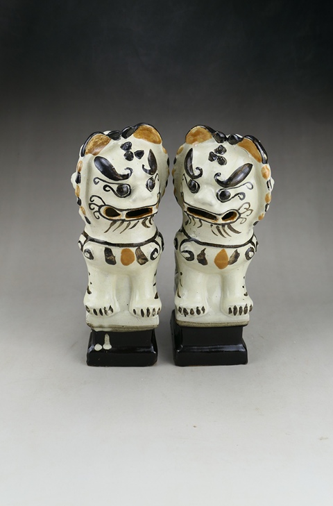 古玩陶瓷白地黑花獅子香插真品鑒賞圖