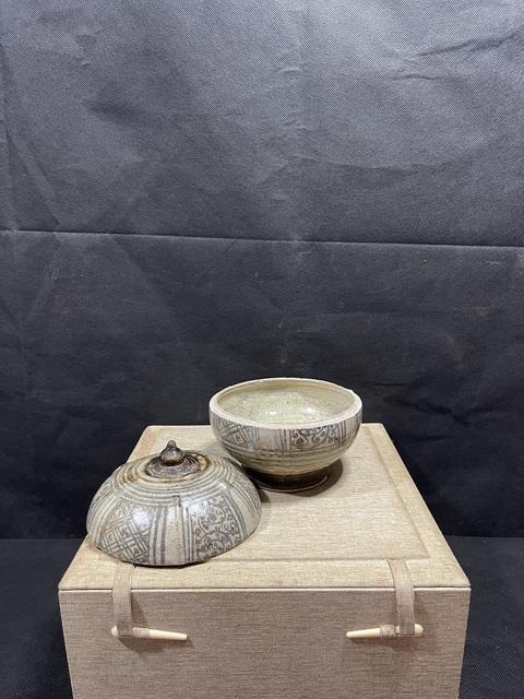 古玩陶瓷青花花卉紋蓋盒真品鑒賞圖