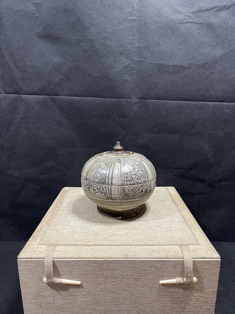 古玩陶瓷青花花卉紋蓋盒真品鑒賞圖