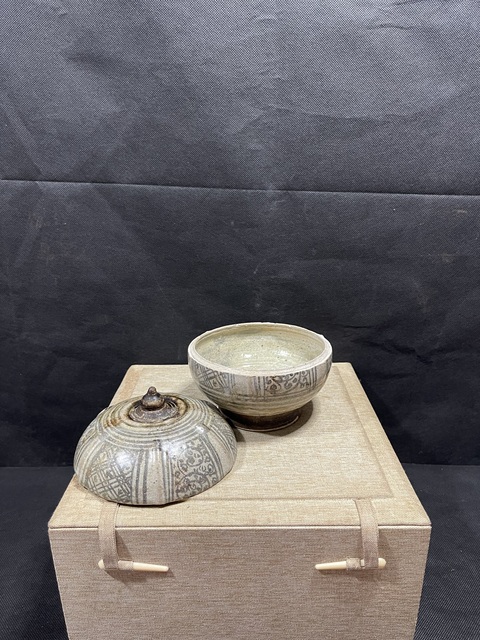 古玩陶瓷青花花卉紋蓋盒真品鑒賞圖