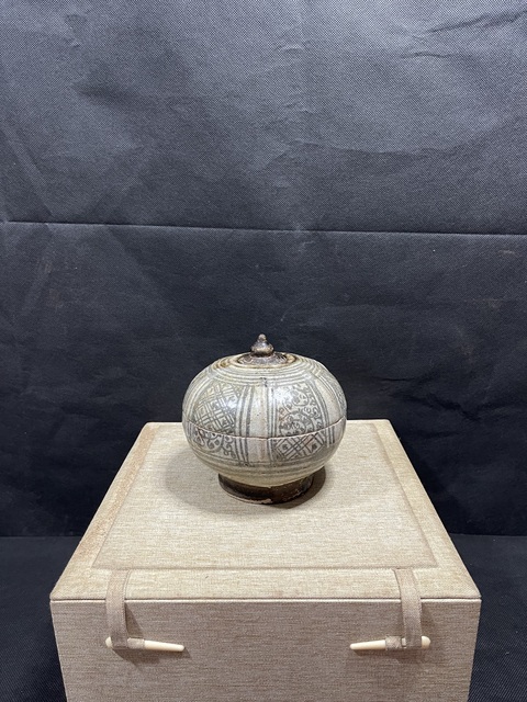 古玩陶瓷青花花卉紋蓋盒真品鑒賞圖