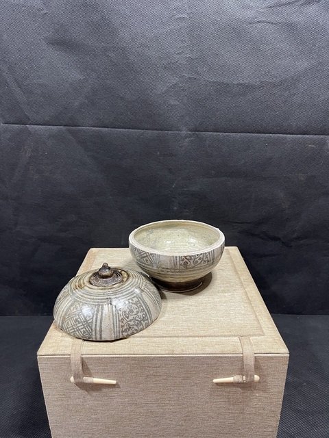 古玩陶瓷青花花卉紋蓋盒真品鑒賞圖