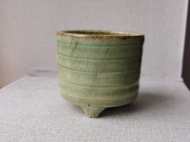 古玩陶瓷龍泉窯炫紋三足爐真品鑒賞圖