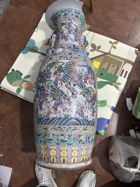 古玩陶瓷人物紋粉彩瓶真品鑒賞圖