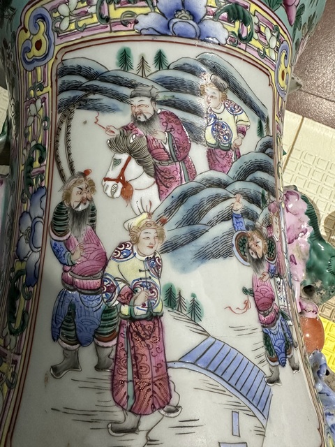 古玩陶瓷人物紋粉彩瓶真品鑒賞圖