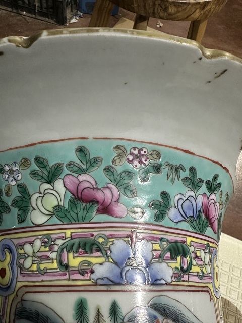 古玩陶瓷人物紋粉彩瓶真品鑒賞圖