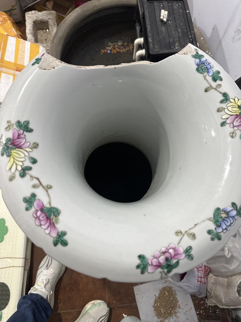古玩陶瓷人物紋粉彩瓶真品鑒賞圖
