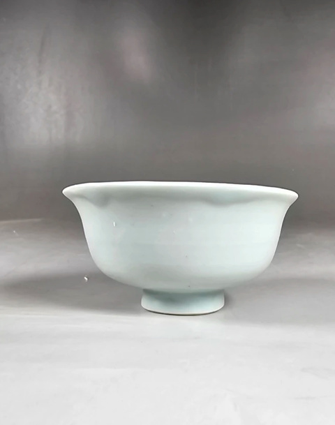 古玩陶瓷卵白釉壓手杯真品鑒賞圖