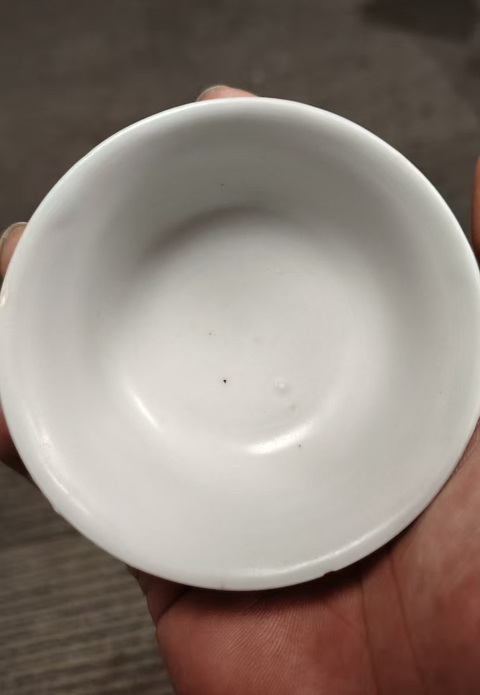 古玩陶瓷卵白釉壓手杯真品鑒賞圖