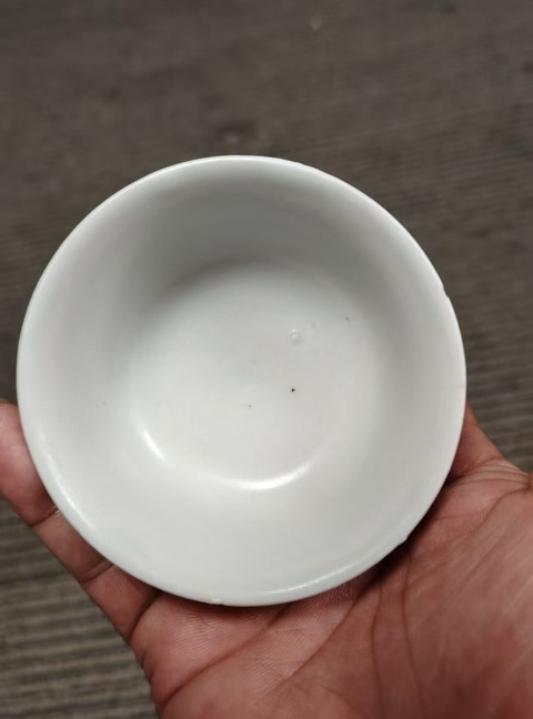古玩陶瓷卵白釉壓手杯真品鑒賞圖