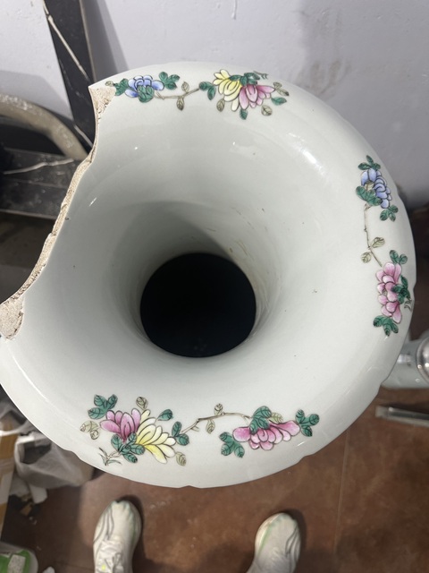 古玩陶瓷廣彩人物賞瓶真品鑒賞圖