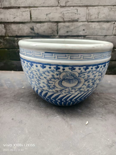 古玩陶瓷纏枝花卉紋青花缸真品鑒賞圖