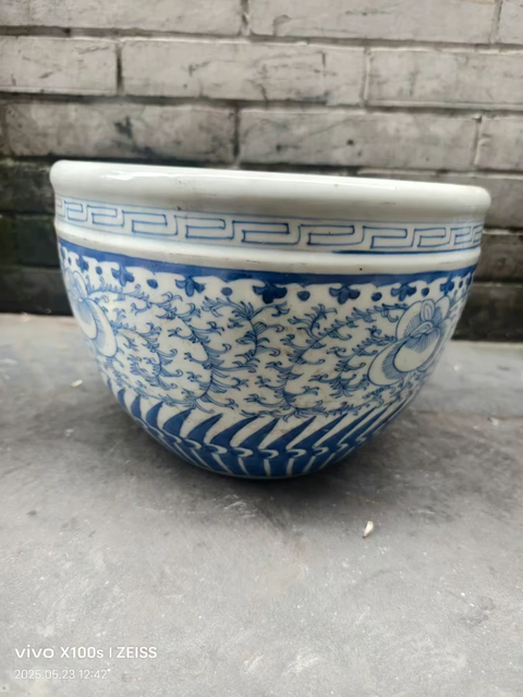 古玩陶瓷纏枝花卉紋青花缸真品鑒賞圖