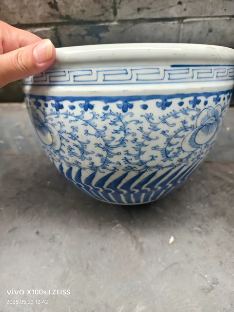 古玩陶瓷纏枝花卉紋青花缸真品鑒賞圖