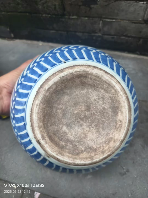 古玩陶瓷纏枝花卉紋青花缸真品鑒賞圖