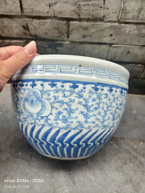 古玩陶瓷纏枝花卉紋青花缸真品鑒賞圖