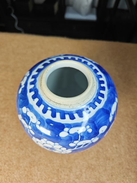 古玩陶瓷青花留白冰梅紋罐真品鑒賞圖