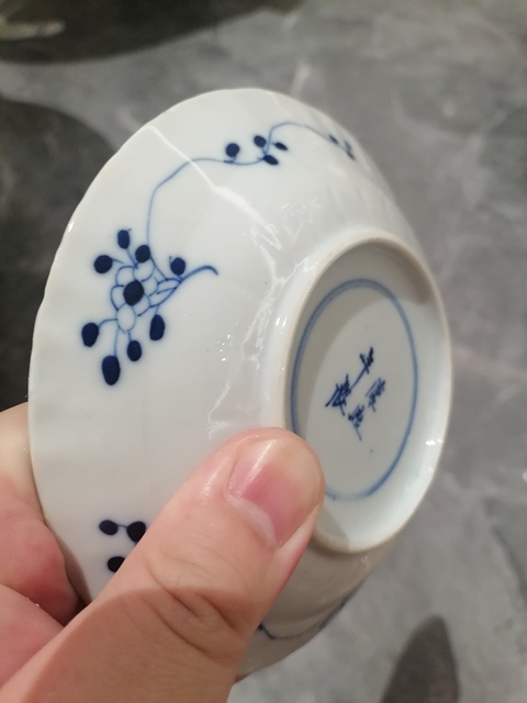 古玩陶瓷山水花卉紋青花盤真品鑒賞圖