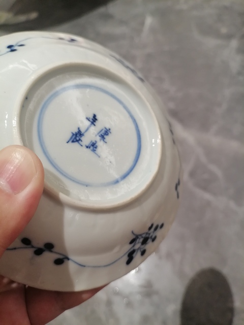 古玩陶瓷山水花卉紋青花盤真品鑒賞圖