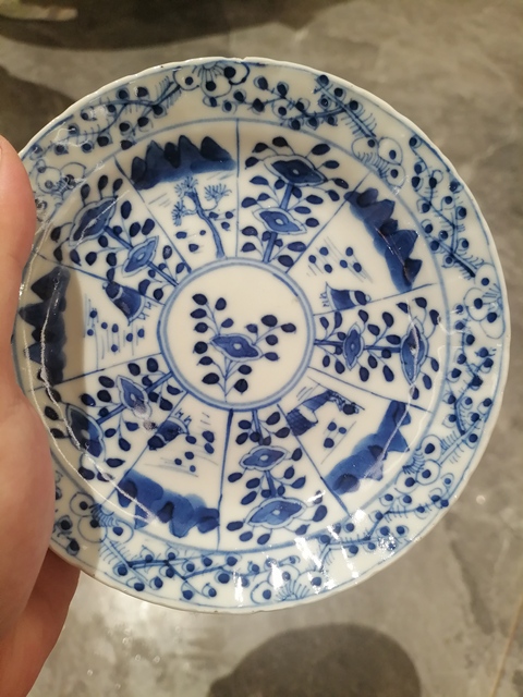 古玩陶瓷山水花卉紋青花盤真品鑒賞圖