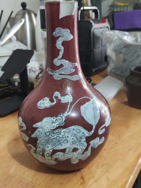 古玩陶瓷郎紅釉堆白麒麟紋天球瓶真品鑒賞圖