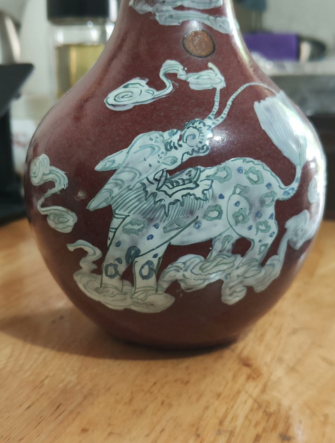 古玩陶瓷郎紅釉堆白麒麟紋天球瓶真品鑒賞圖