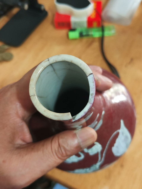 古玩陶瓷郎紅釉堆白麒麟紋天球瓶真品鑒賞圖