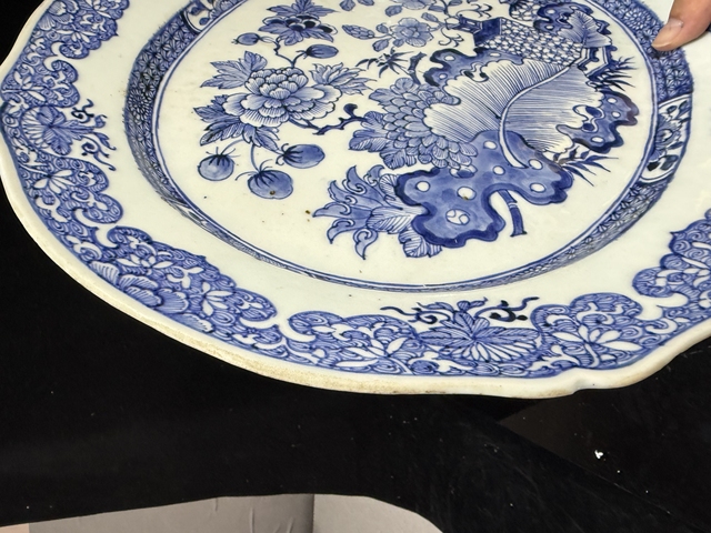 古玩陶瓷青花花卉紋花口盤真品鑒賞圖