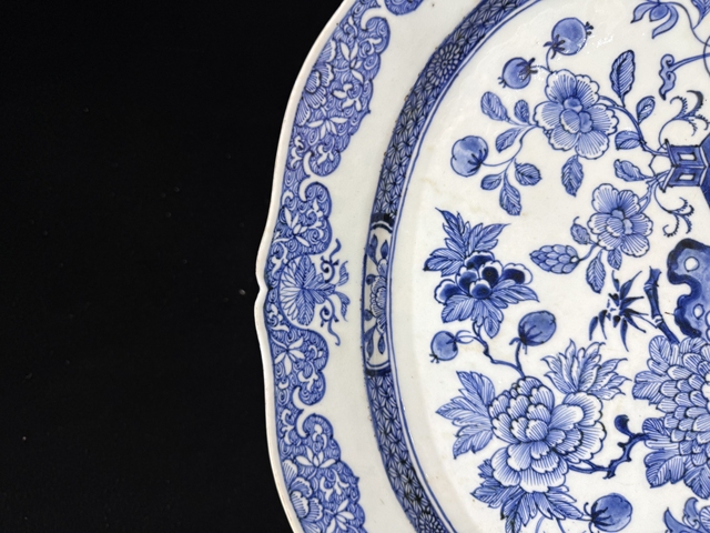 古玩陶瓷青花花卉紋花口盤真品鑒賞圖