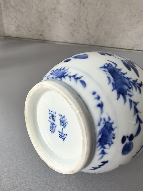古玩陶瓷花鳥蝶紋青花天球瓶真品鑒賞圖