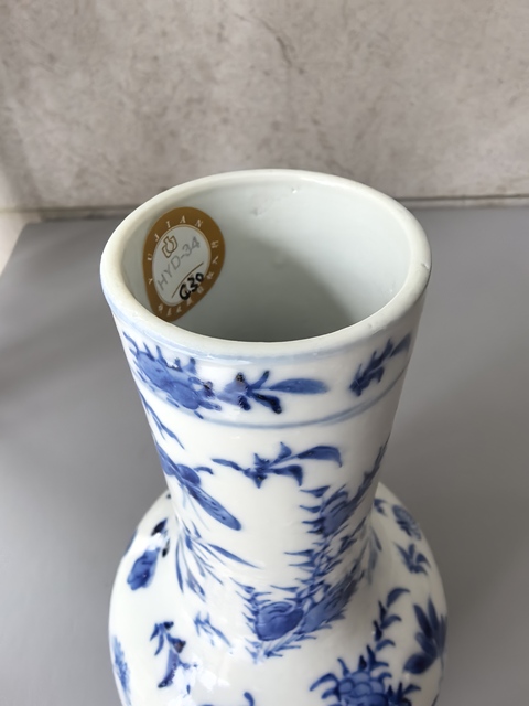 古玩陶瓷花鳥蝶紋青花天球瓶真品鑒賞圖