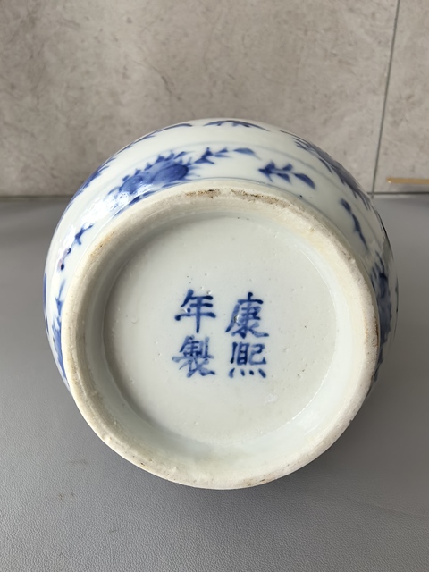 古玩陶瓷花鳥蝶紋青花天球瓶真品鑒賞圖