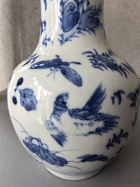 古玩陶瓷花鳥蝶紋青花天球瓶真品鑒賞圖