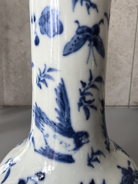 古玩陶瓷花鳥蝶紋青花天球瓶真品鑒賞圖