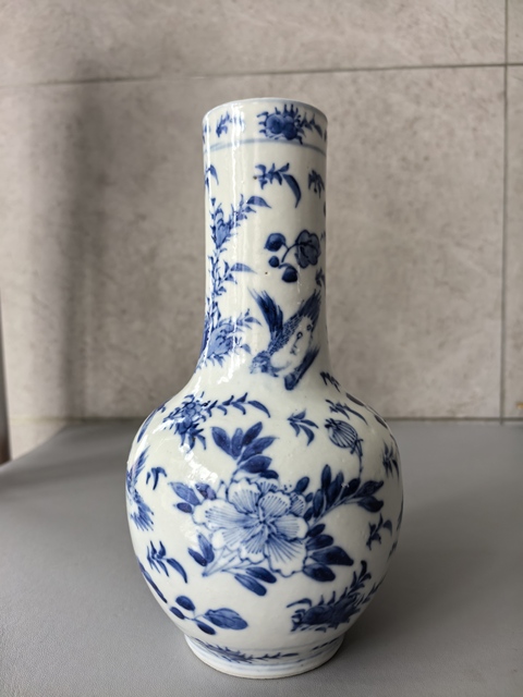 古玩陶瓷花鳥蝶紋青花天球瓶真品鑒賞圖