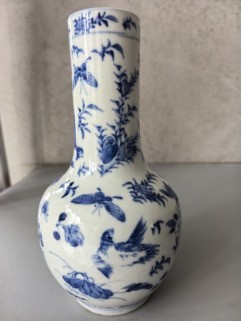 古玩陶瓷花鳥蝶紋青花天球瓶真品鑒賞圖