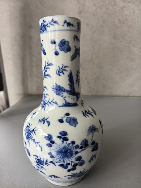 古玩陶瓷花鳥蝶紋青花天球瓶真品鑒賞圖