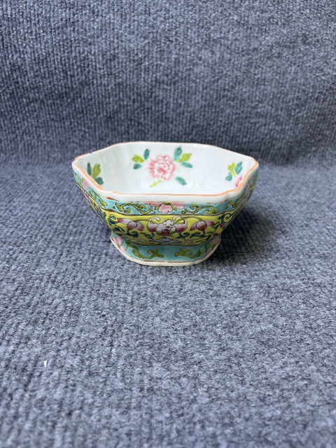 古玩陶瓷內牡丹花卉外黃地粉彩福壽紋供碗真品鑒賞圖