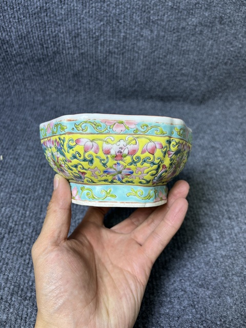 古玩陶瓷內牡丹花卉外黃地粉彩福壽紋供碗真品鑒賞圖