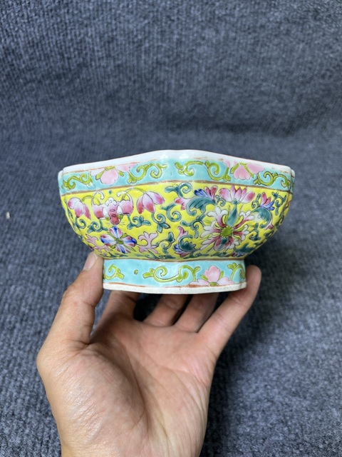 古玩陶瓷內牡丹花卉外黃地粉彩福壽紋供碗真品鑒賞圖