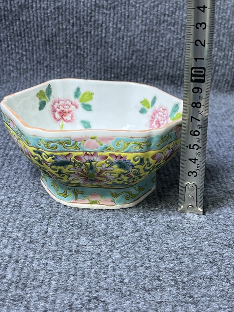 古玩陶瓷內牡丹花卉外黃地粉彩福壽紋供碗真品鑒賞圖