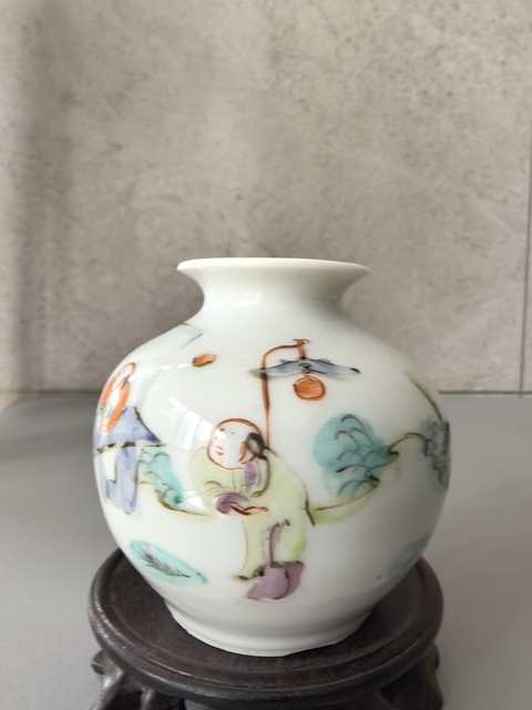 古玩陶瓷人物紋粉彩瓶真品鑒賞圖