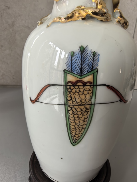 古玩陶瓷廣彩博古圖獅耳瓶真品鑒賞圖