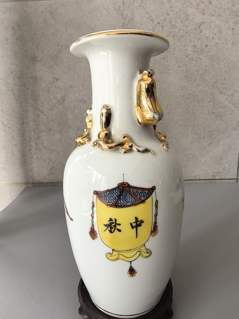 古玩陶瓷廣彩博古圖獅耳瓶真品鑒賞圖